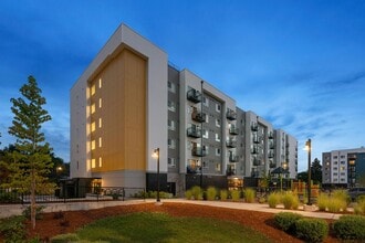 Latitude 112 in Seattle, WA - Foto de edificio - Building Photo