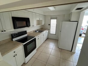 2005 Sans Souci Blvd in North Miami, FL - Foto de edificio - Building Photo