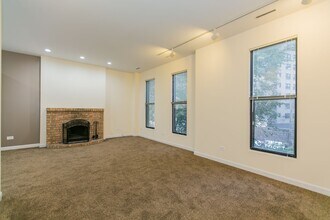 2342 N Clark St in Chicago, IL - Building Photo - Building Photo