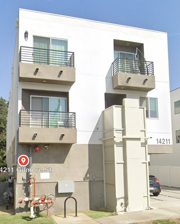 14211 Gilmore St in Los Angeles, CA - Building Photo