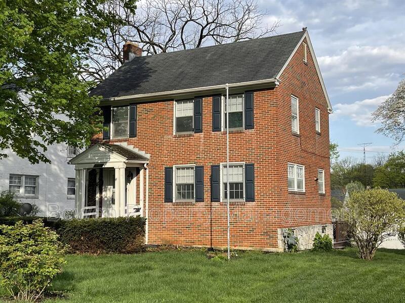 1009 Woodland Way in Hagerstown, MD - Building Photo