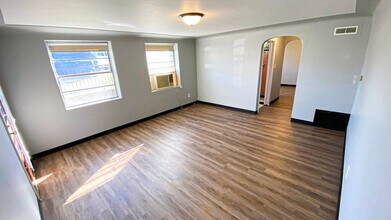 227 W Dunklin St, Unit B in Jefferson City, MO - Foto de edificio - Building Photo