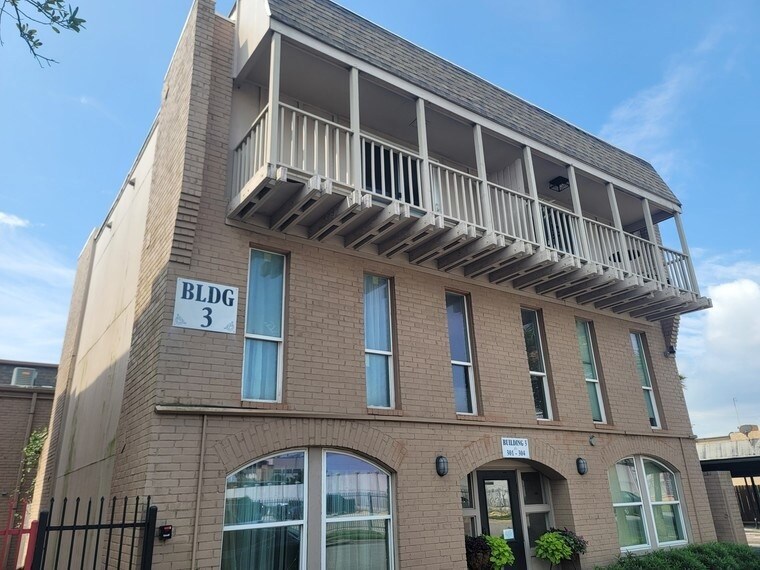 215 Postoffice St, Unit 302 in Galveston, TX - Building Photo