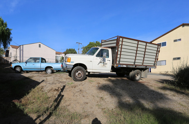 333 W San Ysidro Blvd in San Diego, CA - Building Photo - Building Photo