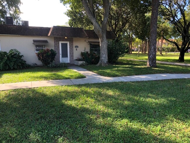 421 SW Natura Ave in Deerfield Beach, FL - Building Photo - Building Photo