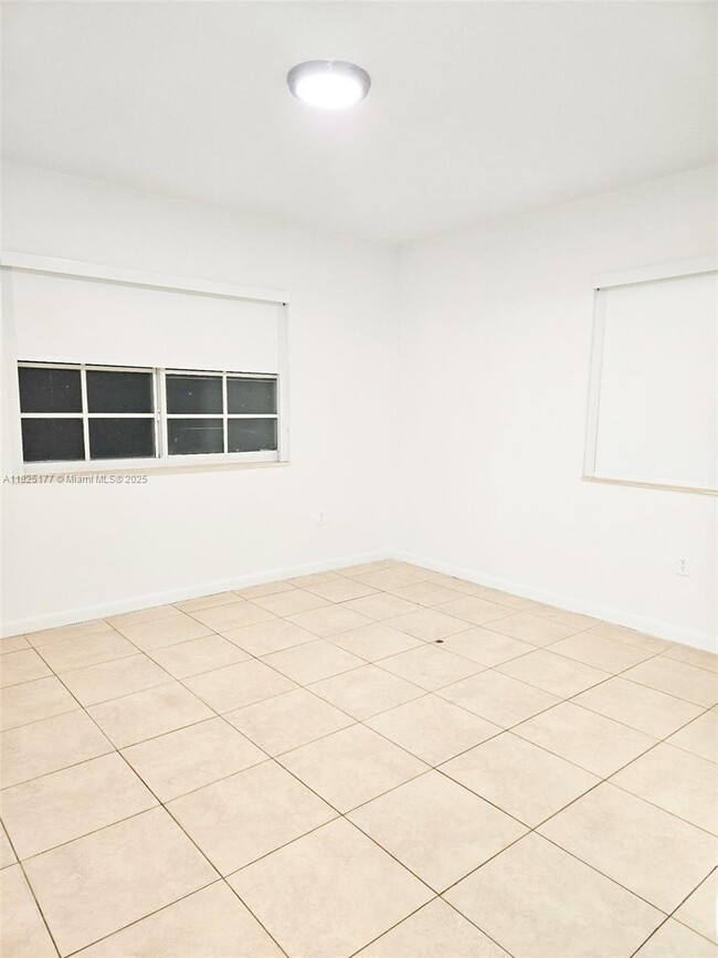 7130 Rue Versailles Dr in Miami Beach, FL - Building Photo - Building Photo