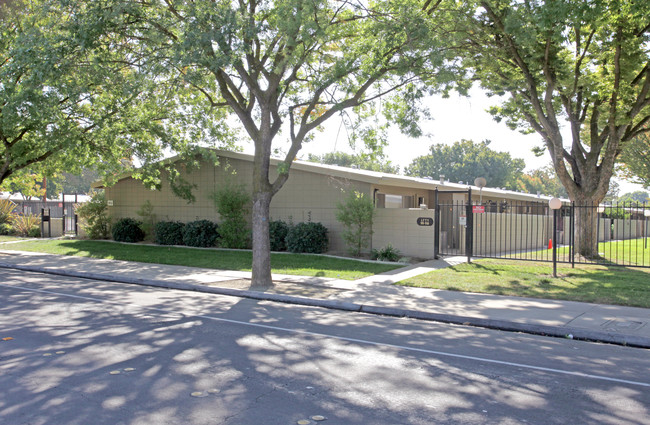 Del Nido Apartments in Modesto, CA - Building Photo - Building Photo