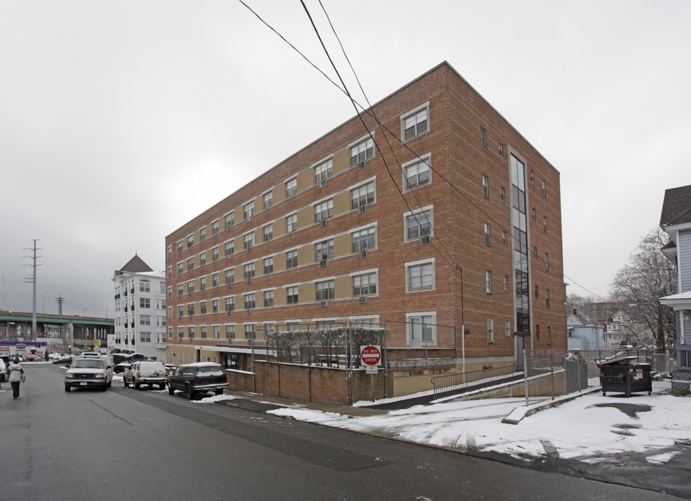 Quintard Manor in Stamford, CT - Building Photo