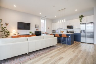 2402 W Carmen Ave in Chicago, IL - Building Photo