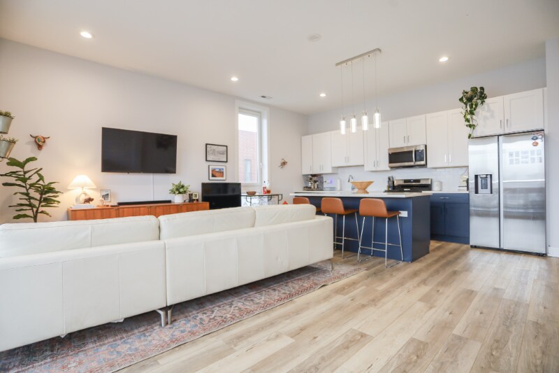 2402 W Carmen Ave in Chicago, IL - Foto de edificio