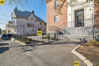 12 Locust St in Everett, MA - Foto de edificio - Building Photo