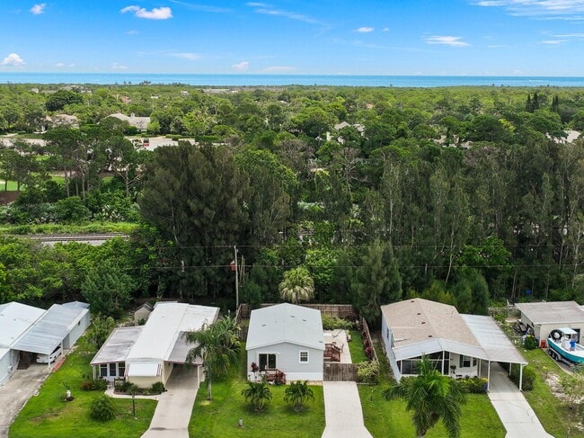 8011 SE Skylark Ave in Hobe Sound, FL - Building Photo - Building Photo