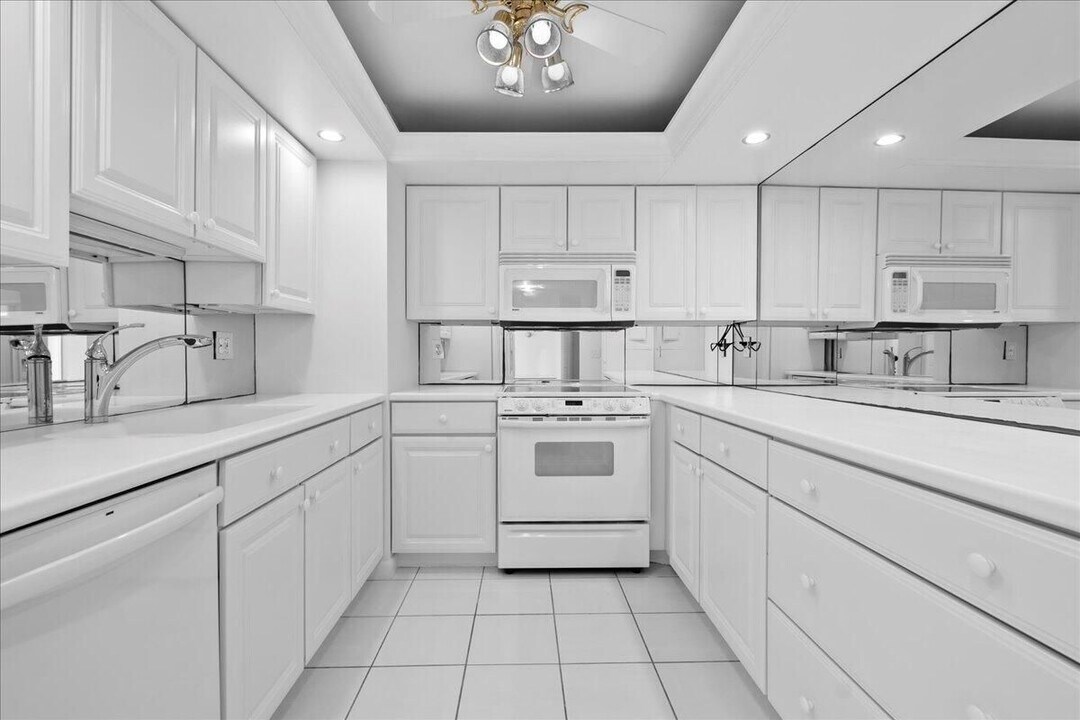5200 N Flagler Dr in West Palm Beach, FL - Building Photo