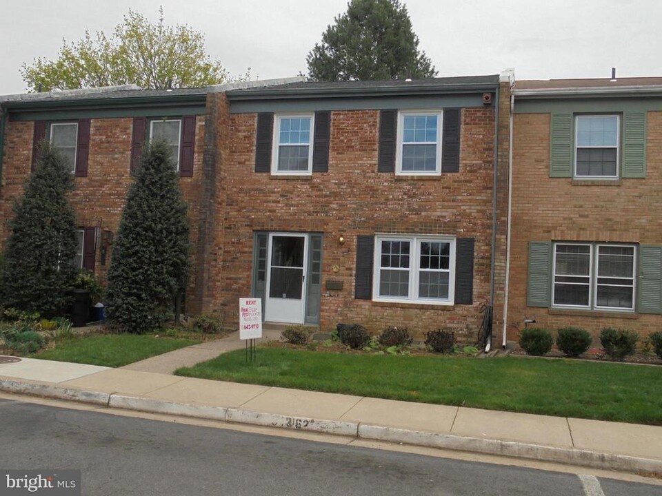 3162 Cedar Grove Dr in Fairfax, VA - Building Photo
