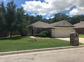 521 Sweetwater Dr in Weatherford, TX - Building Photo