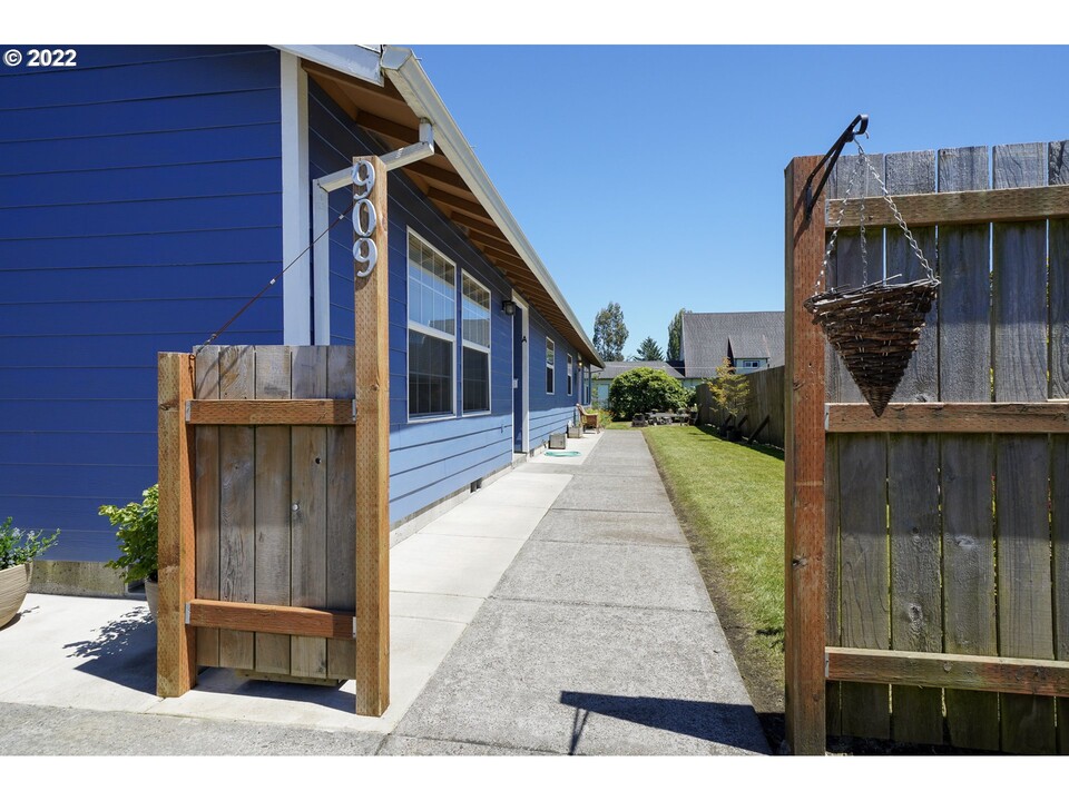 909 Madrona Ave, Unit A in Tillamook, OR - Foto de edificio