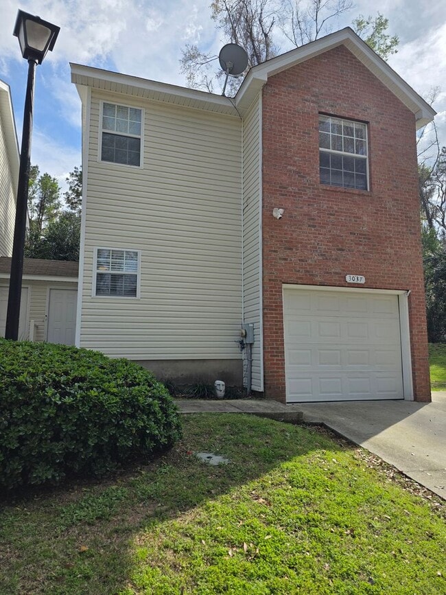 3037 Camelliawood Cir E in Tallahassee, FL - Foto de edificio - Building Photo