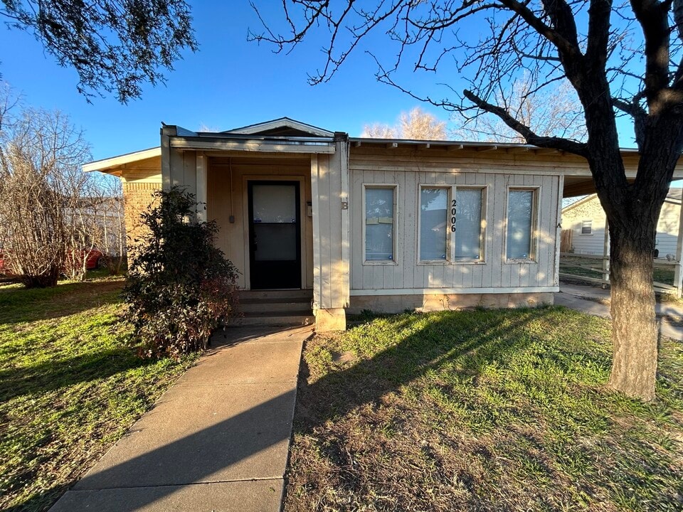 2006 28th St in Lubbock, TX - Building Photo