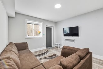 18751-18754 54 Ave in Surrey, BC - Building Photo - Building Photo