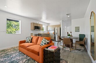 165 NW 39th St in Miami, FL - Building Photo - Building Photo