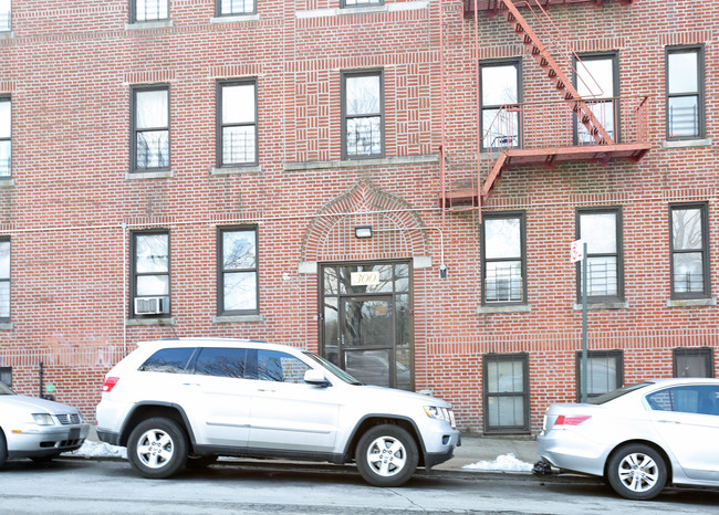 300 E 211th St in Bronx, NY - Building Photo - Building Photo