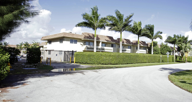 Hidden Gardens Apartments in Village Of Palmetto Bay, FL - Foto de edificio - Building Photo