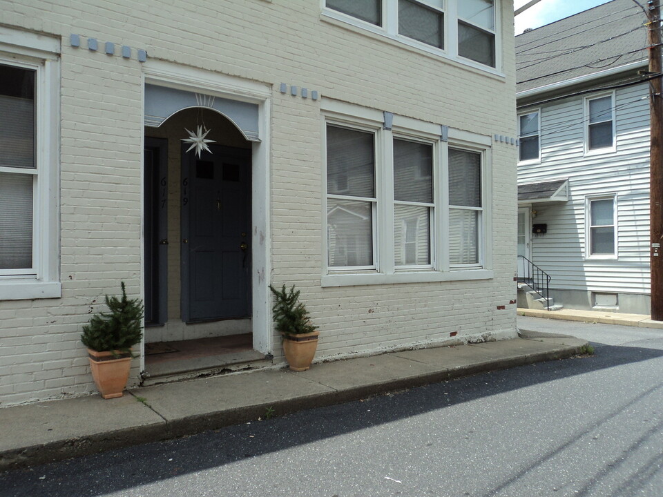 619 School St in Bethlehem, PA - Building Photo