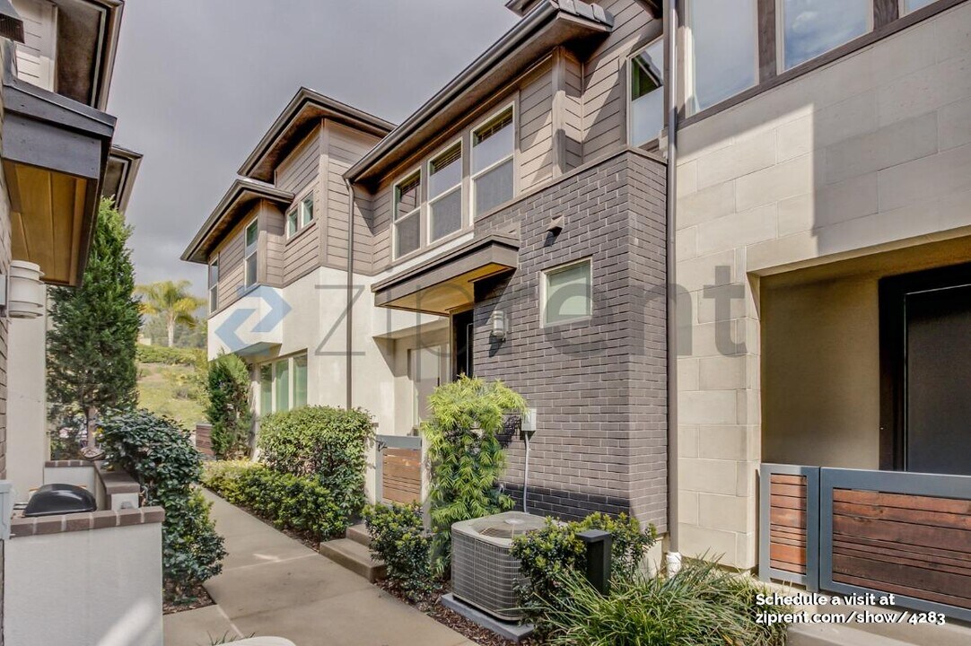 2448 Aperture Cir in San Diego, CA - Building Photo