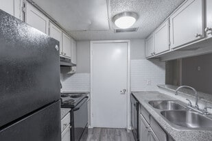 Parkside Arlington in Arlington, TX - Building Photo