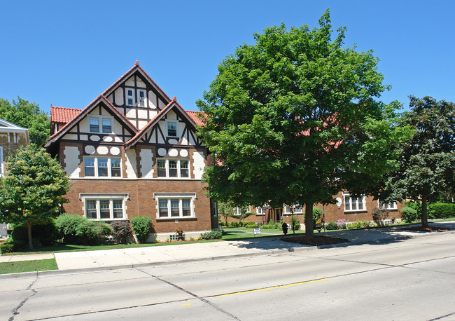 Bull Manor Apartments in Racine, WI - Building Photo - Building Photo