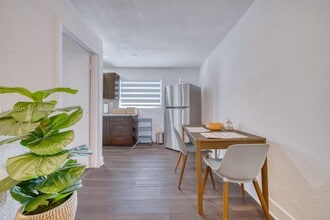 2741 SW 67th Ave in Miami, FL - Building Photo - Building Photo