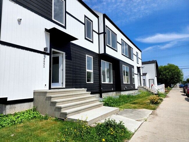 10050-10115 115 Ave NW in Edmonton, AB - Building Photo - Building Photo