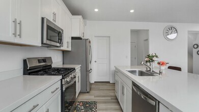 2411 N Paintbrush Dr in Saratoga Springs, UT - Building Photo - Building Photo