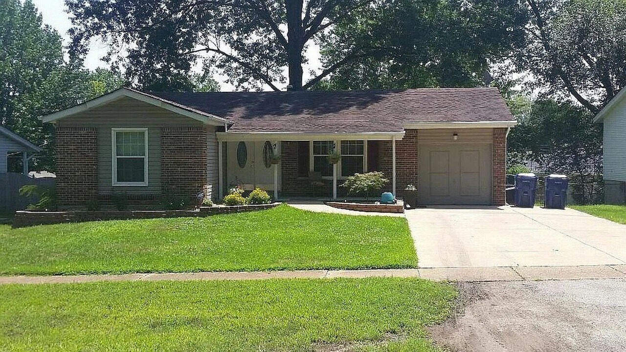 1908 Valley Park Rd in Fenton, MO - Building Photo