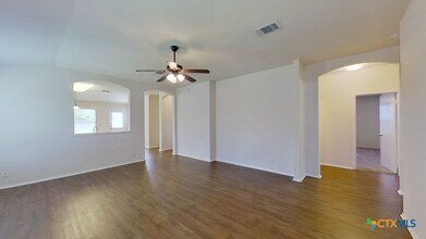 1013 W South St in Leander, TX - Foto de edificio - Building Photo