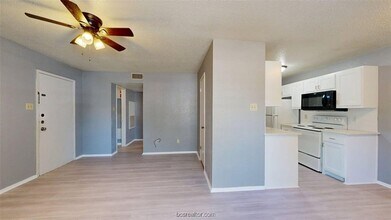 1524 Pine Ridge Dr, Unit B in College Station, TX - Building Photo - Building Photo