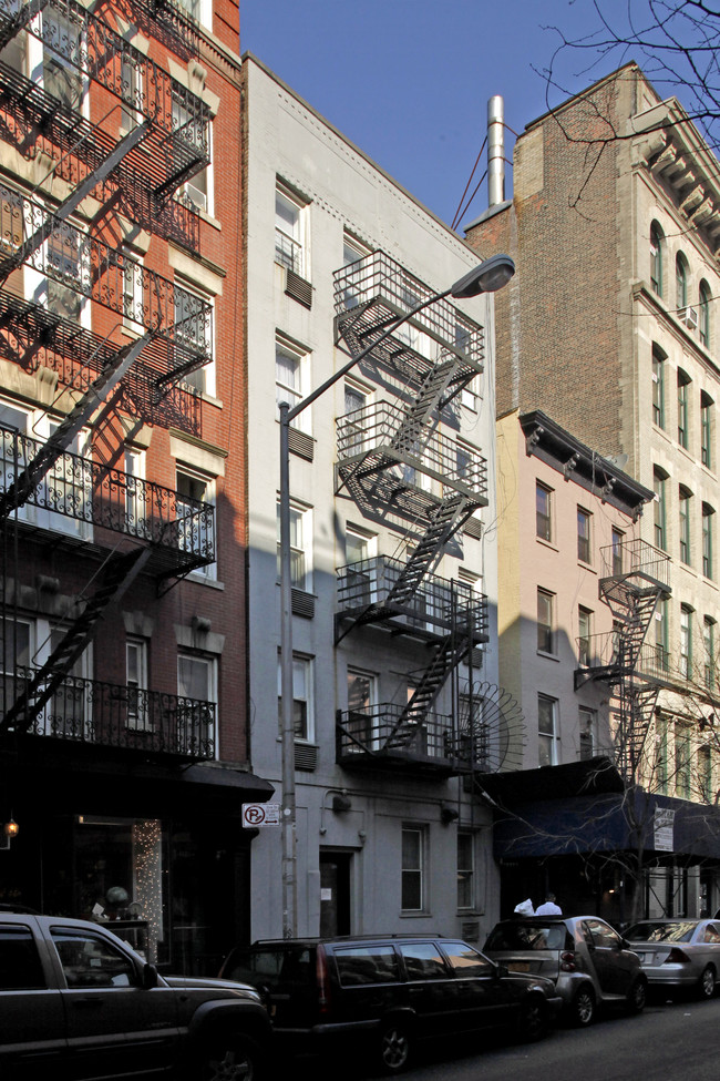 210 Sullivan St in New York, NY - Building Photo - Building Photo