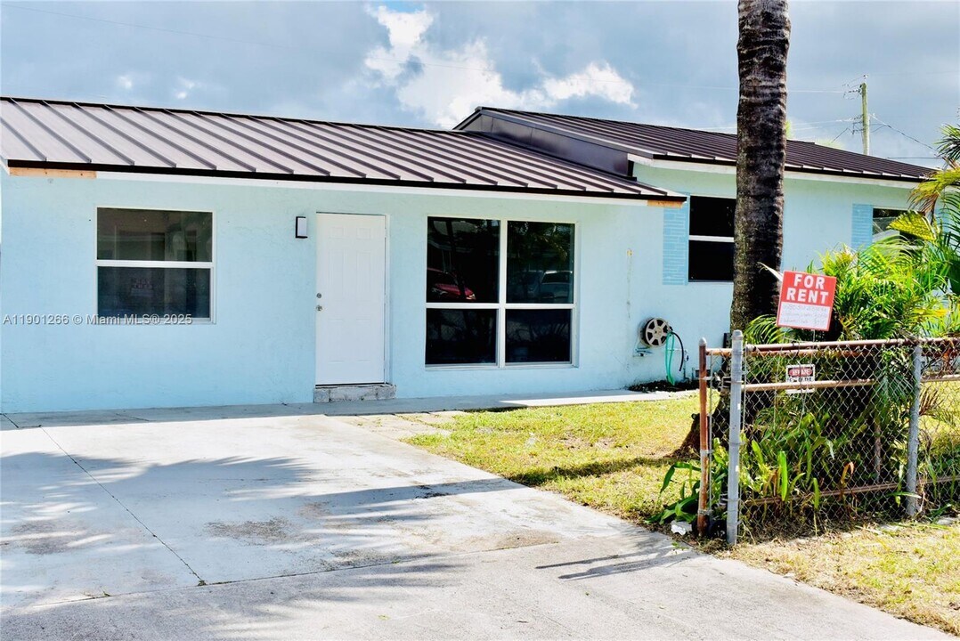 2280 SW 43rd Ave in Fort Lauderdale, FL - Building Photo