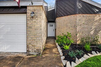 16607 Neumann Dr in Houston, TX - Building Photo - Building Photo