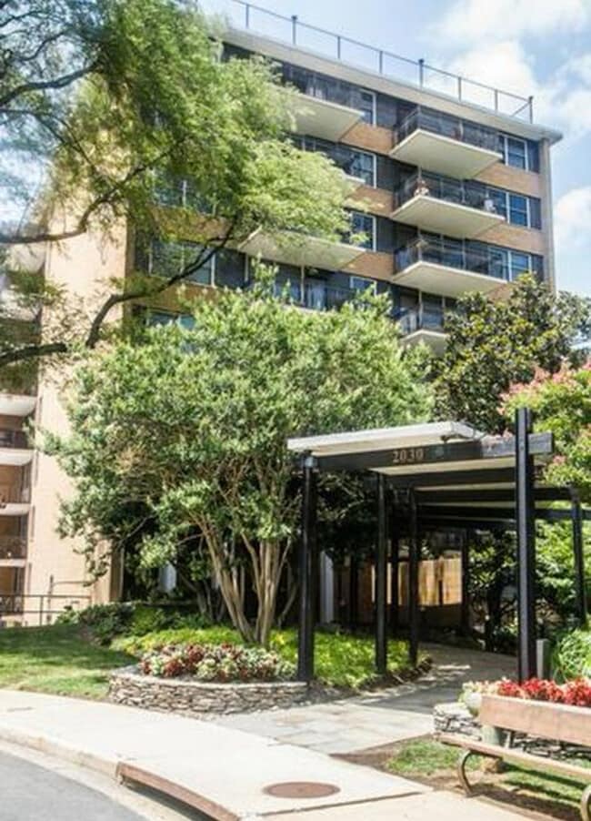 2030 N Adams St, Unit 503 in Arlington, VA - Foto de edificio - Building Photo