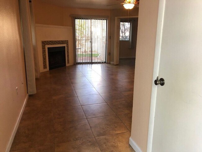 2140 Pinetop Ln in Las Vegas, NV - Building Photo - Building Photo