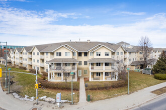 Crystal View Lodge in Ottawa, ON - Building Photo - Building Photo