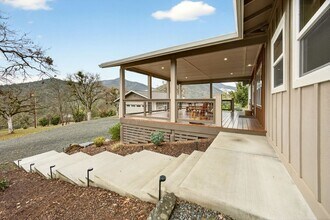 860 Humbug Creek Rd in Jacksonville, OR - Building Photo - Building Photo