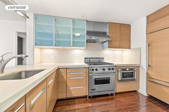 462 W 58th St in New York, NY - Building Photo - Building Photo