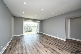 9381 Bay Colony Dr in Des Plaines, IL - Building Photo - Building Photo