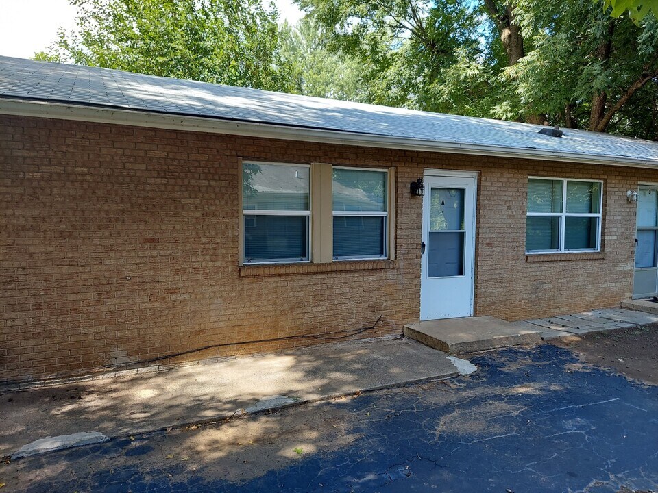 2629 Uwharrie Rd in High Point, NC - Building Photo