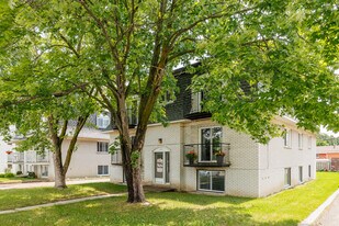 3876 Sainte-Rose Boul in Laval, QC - Building Photo