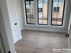 158 Everett St, Unit 203 in Boston, MA - Building Photo - Building Photo