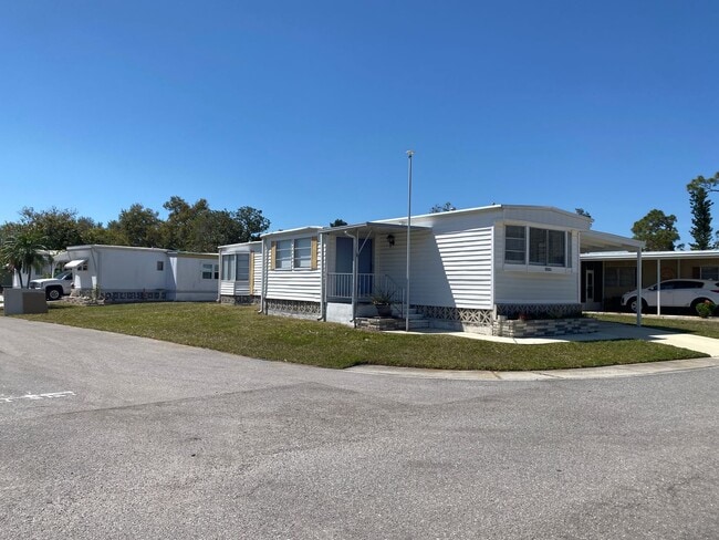 5533 Holiday Park Blvd in North Port, FL - Building Photo - Building Photo