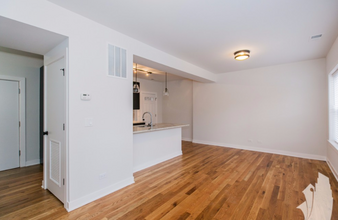 2205 W Eastwood Ave, Unit G in Chicago, IL - Building Photo - Building Photo